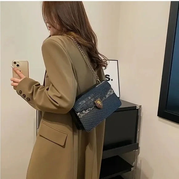 Unbranded Elegant Black Snake-Print Bag w/  Golden Lion Head & Golden Chain-NIP - Picture 9 of 16